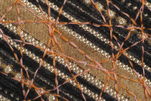 Dekor için yoğun mobilya kumaşları üzerine güzel bir süs olarak zig-zag dikiş.