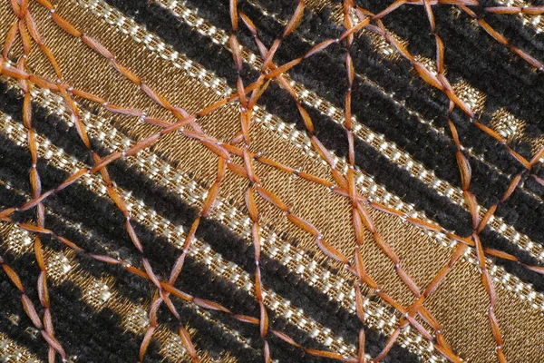 Dekor için yoğun mobilya kumaşları üzerine güzel bir süs olarak zig-zag dikiş.