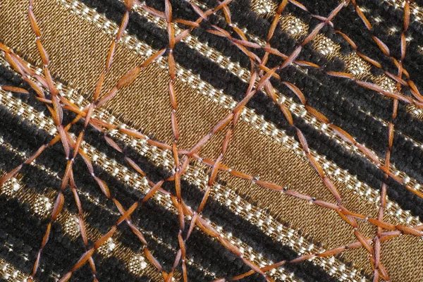 Dekor için yoğun mobilya kumaşları üzerine güzel bir süs olarak zig-zag dikiş.