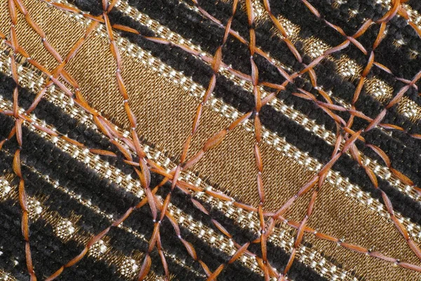 Dekor için yoğun mobilya kumaşları üzerine güzel bir süs olarak zig-zag dikiş.