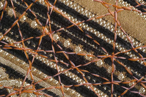 Dekor için yoğun mobilya kumaşları üzerine güzel bir süs olarak zig-zag dikiş.