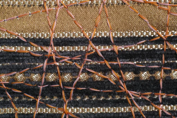 Dekor için yoğun mobilya kumaşları üzerine güzel bir süs olarak zig-zag dikiş.