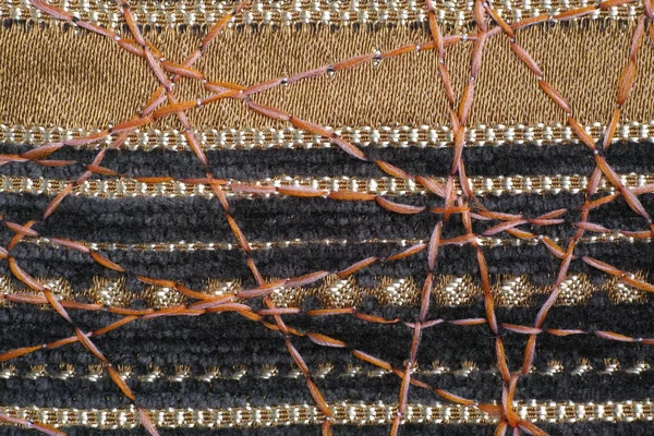 Dekor için yoğun mobilya kumaşları üzerine güzel bir süs olarak zig-zag dikiş.