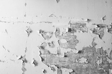 Şiddetli yağmur ve sel nedeniyle dairenin hasar gören tavanı.