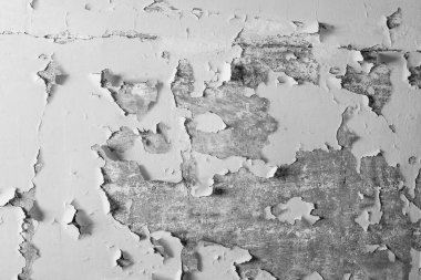 Şiddetli yağmur ve sel nedeniyle dairenin hasar gören tavanı.