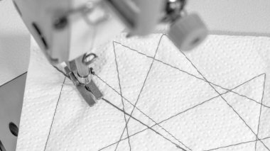 Dikiş makinesinde dikiş denemesi, belirli bir işlem için makine ayarlama.