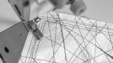 Dikiş makinesinde dikiş denemesi, belirli bir işlem için makine ayarlama.