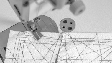 Dikiş makinesinde dikiş denemesi, belirli bir işlem için makine ayarlama.