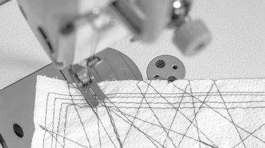 Dikiş makinesinde dikiş denemesi, belirli bir işlem için makine ayarlama.