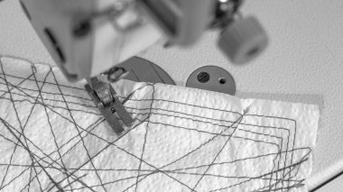 Dikiş makinesinde dikiş denemesi, belirli bir işlem için makine ayarlama.