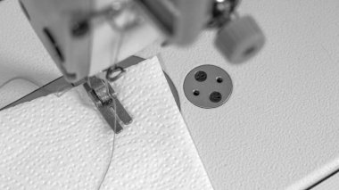 Dikiş makinesinde dikiş denemesi, belirli bir işlem için makine ayarlama.