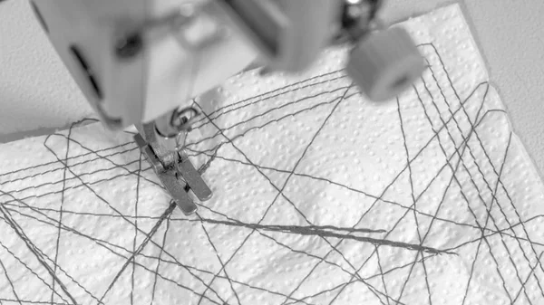 Dikiş makinesinde dikiş denemesi, belirli bir işlem için makine ayarlama.