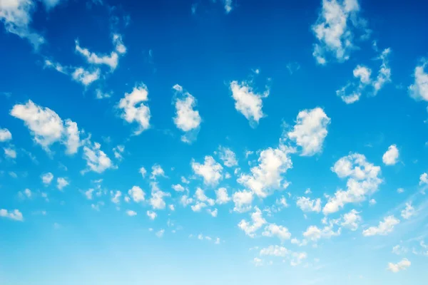 Μικρά Άσπρα Σύννεφα Σκορπίζονται Στον Γαλάζιο Ουρανό — Φωτογραφία Αρχείου
