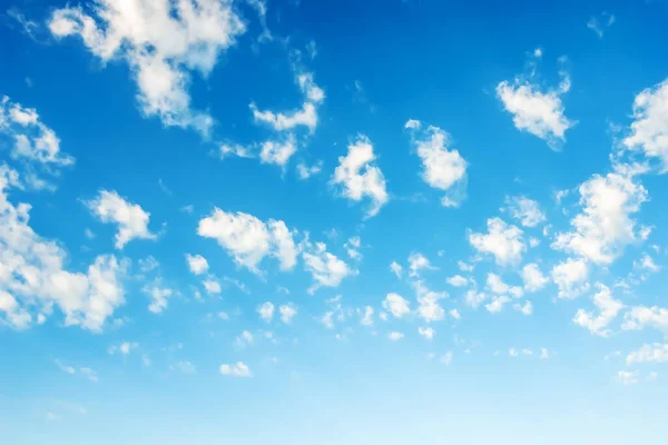 Pequeñas Nubes Blancas Dispersan Por Cielo Azul —  Fotos de Stock