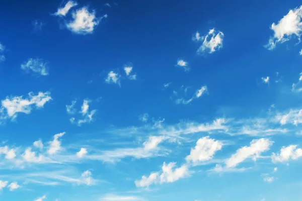 Μικρά Άσπρα Σύννεφα Σκορπίζονται Στον Γαλάζιο Ουρανό — Φωτογραφία Αρχείου