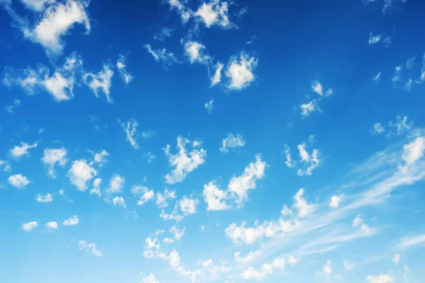 蓝天上散落着小小的白云 — 图库照片