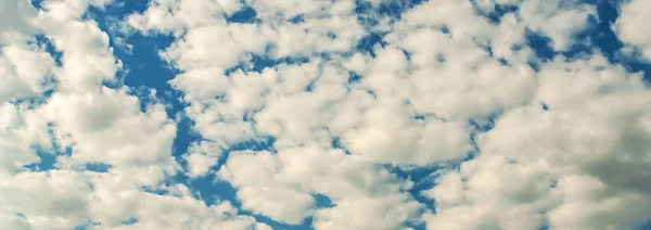 Πανόραμα Του Μπλε Ουρανού Ήπια Μαλακά Λευκά Σύννεφα Και Μια — Φωτογραφία Αρχείου