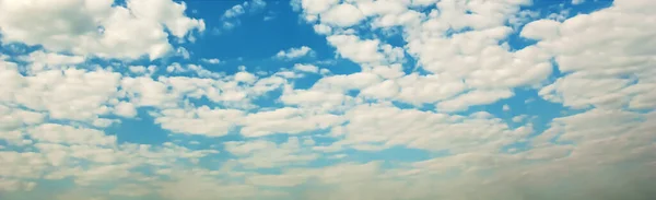 Yumuşak Beyaz Bulutları Güneşli Bir Günü Olan Mavi Gökyüzü Manzarası — Stok fotoğraf