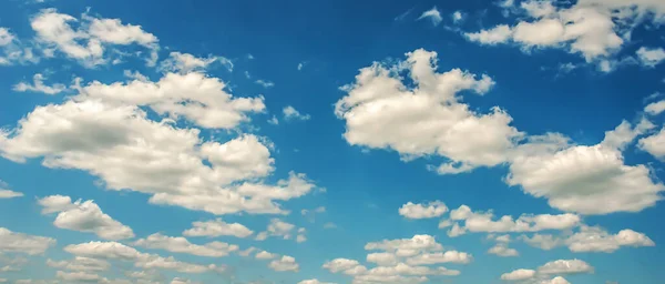 Panorama Céu Azul Com Suaves Nuvens Brancas Suaves Dia Ensolarado — Fotografia de Stock