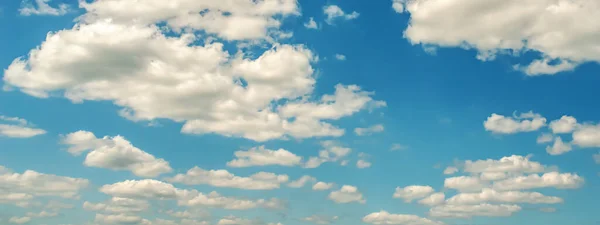 Panorama Van Blauwe Lucht Met Zachte Witte Wolken Een Zonnige — Stockfoto