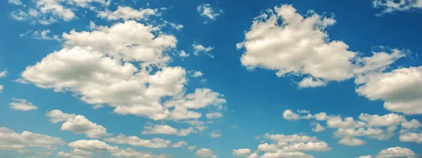 Panorama Van Blauwe Lucht Met Zachte Witte Wolken Een Zonnige — Stockfoto