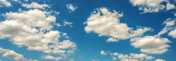 Panorama Van Blauwe Lucht Met Zachte Witte Wolken Een Zonnige — Stockfoto