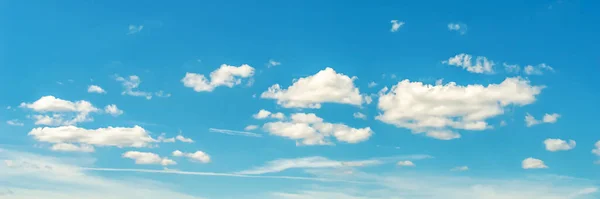 Панорама Голубого Неба Мягкими Белыми Облаками Солнечным Днем — стоковое фото