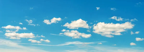 Yumuşak Beyaz Bulutları Güneşli Bir Günü Olan Mavi Gökyüzü Manzarası — Stok fotoğraf