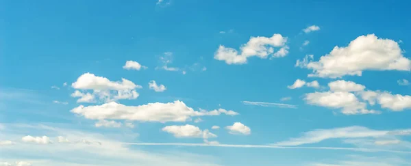 Panorama Blå Himmel Med Mjuka Vita Moln Och Solig Dag Stockfoto