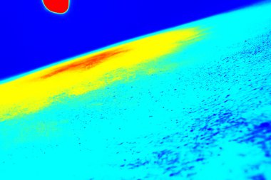 Parlak ışık nesneleri ve küresel bir yüzeyi olan maviler içinde gece uzayı.