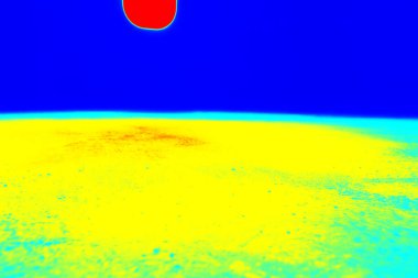 Parlak ışık nesneleri ve küresel bir yüzeyi olan maviler içinde gece uzayı.
