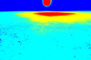 Parlak ışık nesneleri ve küresel bir yüzeyi olan maviler içinde gece uzayı.