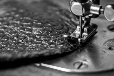 Dikiş makinesi üzerinde yüzen odak ile gri renkli dikiş işlemi