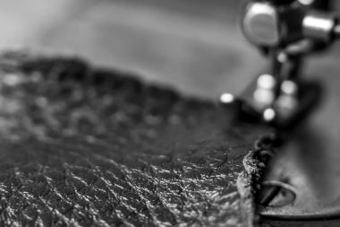 Dikiş makinesi üzerinde yüzen odak ile gri renkli dikiş işlemi