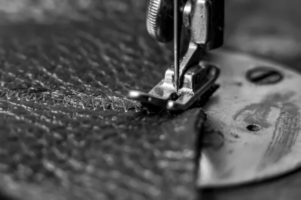 Процесс Шитья Винтажной Швейной Машине Серого Цвета Плавающей Фокусировкой — стоковое фото