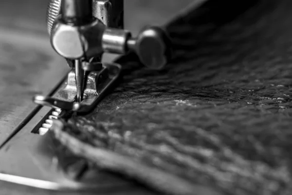 浅谈具有浮点的灰色老式缝纫机的缝纫工艺 — 图库照片