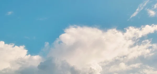 Panorama van de blauwe hemel — Stockfoto