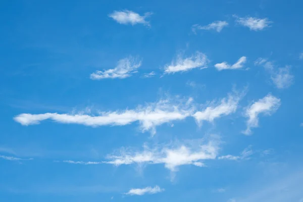 Petits nuages formés de nombreuses lignes — Photo