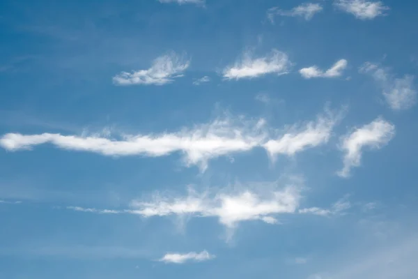 Litet moln bildas många rader — Stockfoto