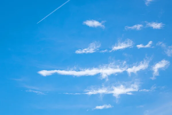 Petits nuages formés de nombreuses lignes — Photo