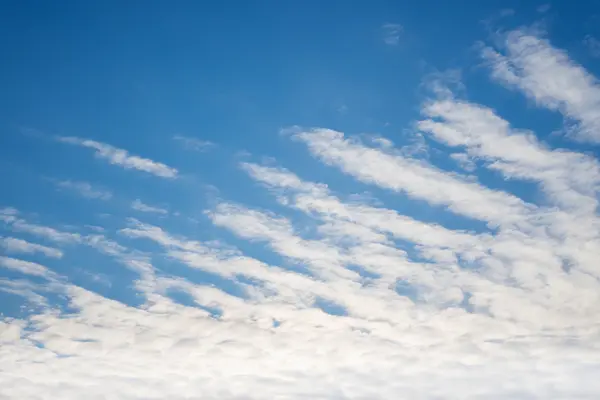 Küçük bulutlar yarım gökyüzünü kapalı — Stok fotoğraf