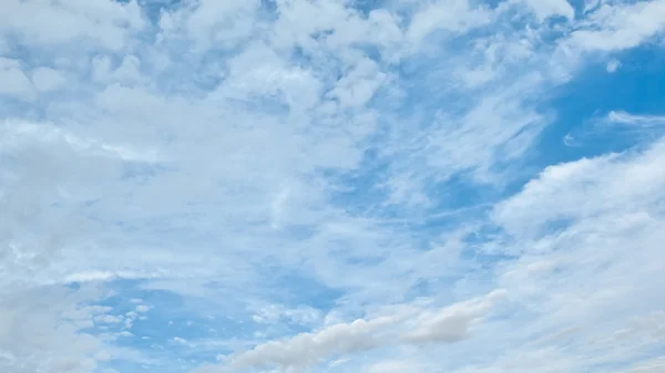 Schöner Blick auf den bewölkten Himmel — Stockfoto