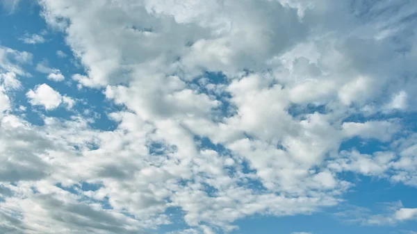 Bulutlu gökyüzünün güzel manzarası — Stok fotoğraf