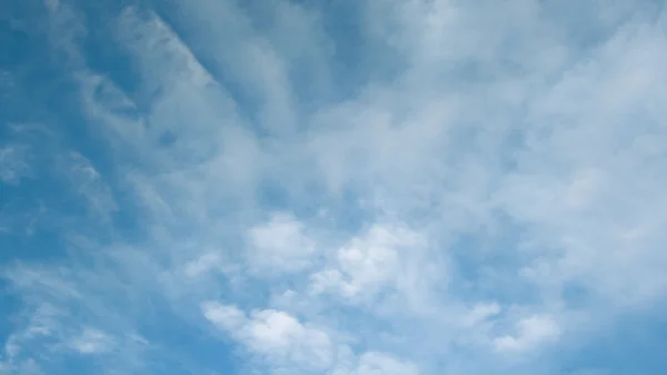 Bulutlu gökyüzünün güzel manzarası — Stok fotoğraf