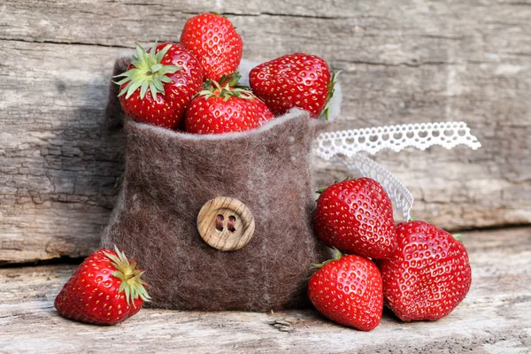 6 월에서 신선한 딸기 — 스톡 사진