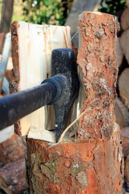 Büyük aygıt ile ahşap kesme