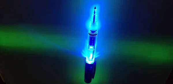 Мистическая Атмосфера Ведущая Шариковая Ручка Ночи Люминесцентной Бумаге — стоковое фото