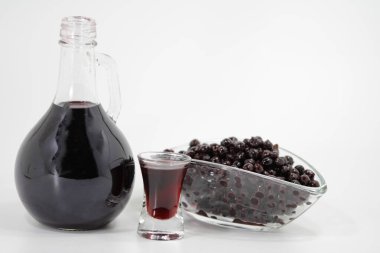 Ev yapımı elma likörü şişede.