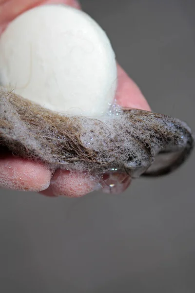 Lang Haar Wassen Met Stevige Shampoo Een Milieuvriendelijke Manier — Stockfoto