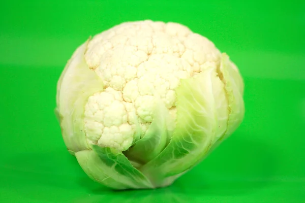 Piccoli Cavolfiori Diversi Colorati Sfondo Verde — Foto Stock